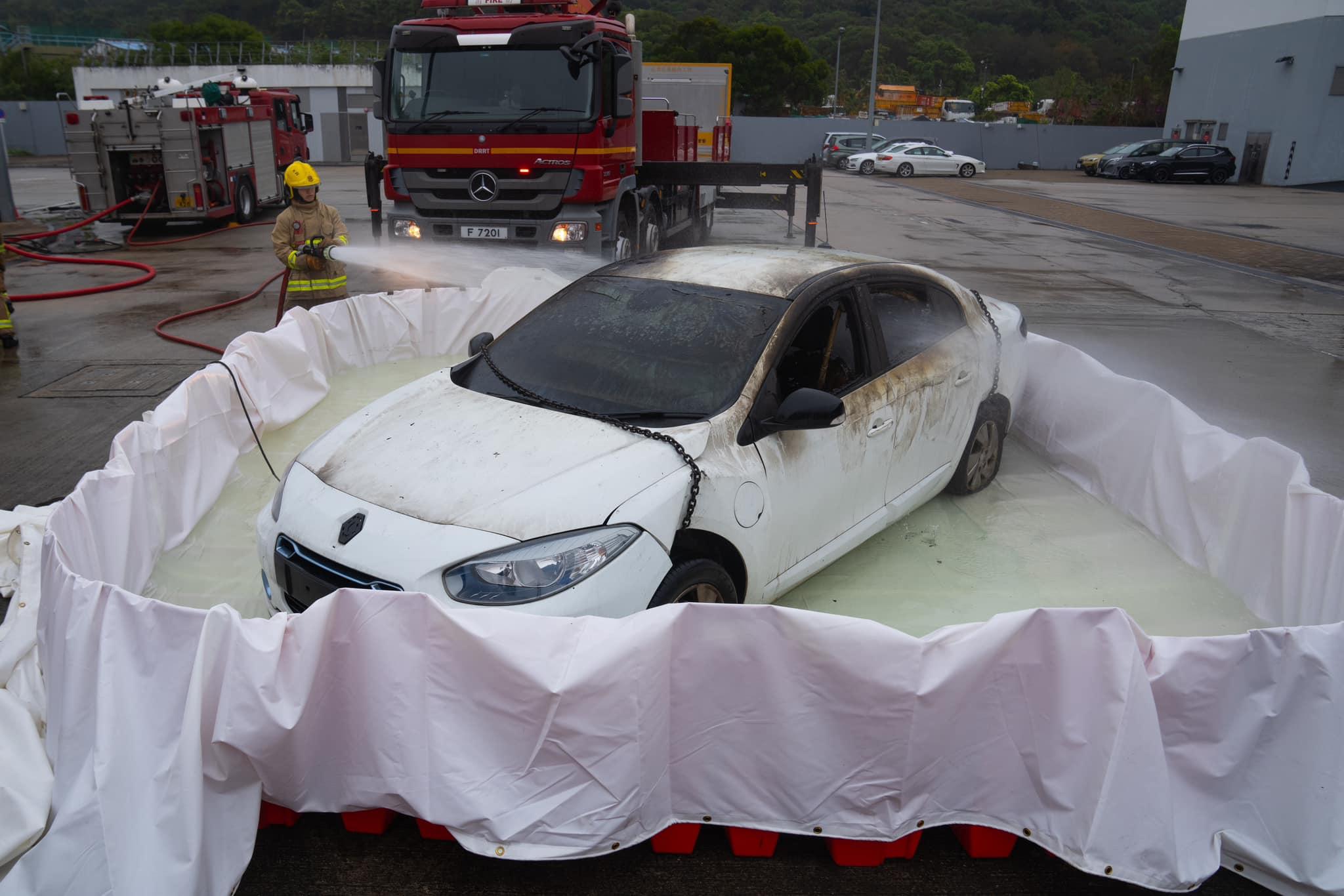消防處引入用於撲滅電動車火嘅工具,包括應急插頭、高壓噴霧喉筆、電動車輛滅火氈、電池滅火系統及臨時水池。(消防處)