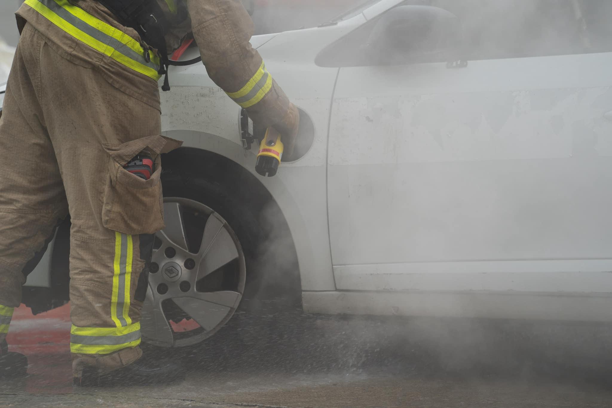 消防處引入用於撲滅電動車火嘅工具,包括應急插頭、高壓噴霧喉筆、電動車輛滅火氈、電池滅火系統及臨時水池。(消防處)
