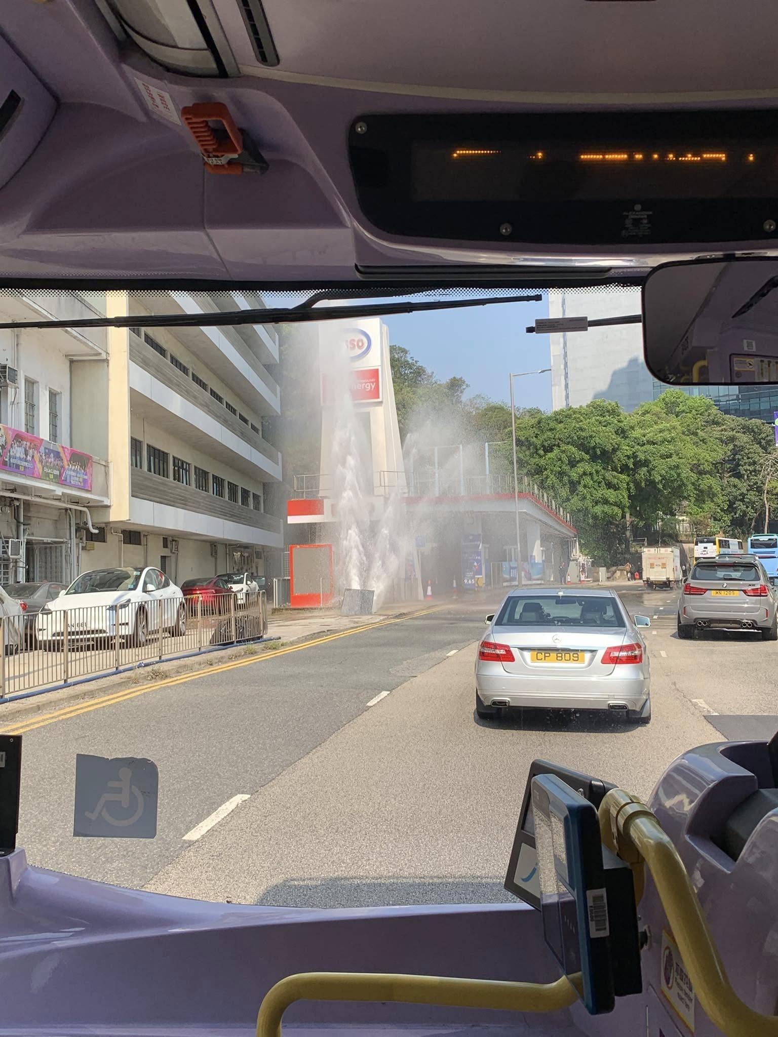 南區黃竹坑道香港仔工業學校近油站行人路爆水管(石排灣街坊吹水會FB)