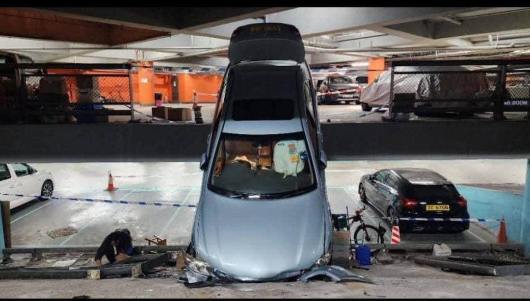 華貴邨停車場私家車撞欄(馬路的事討論區FB)