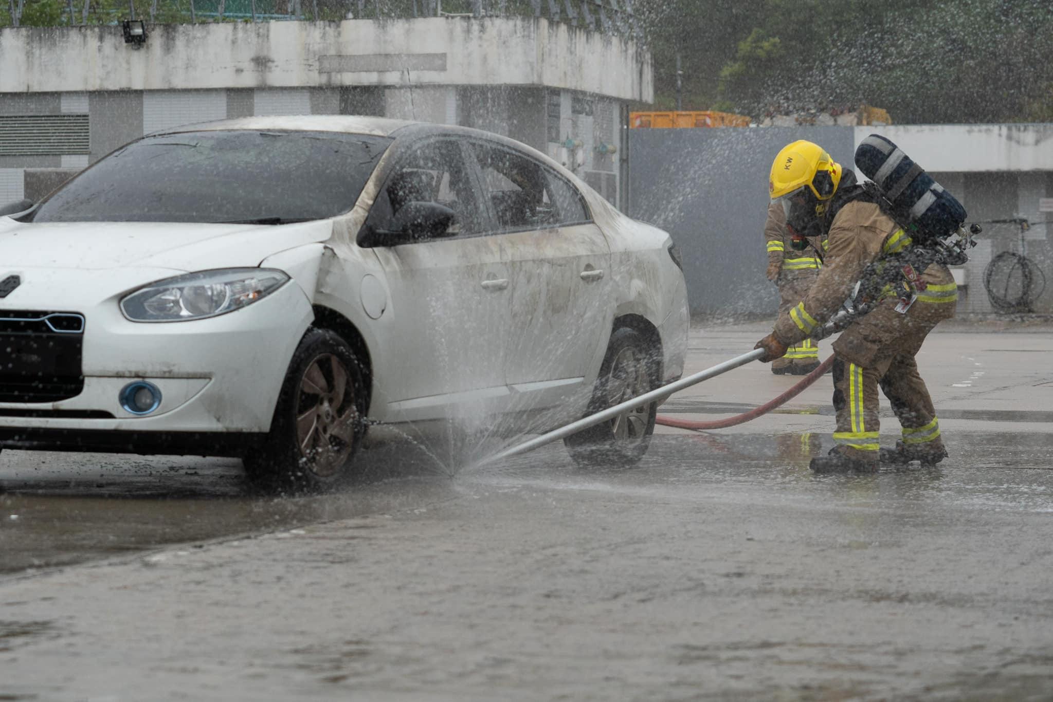 消防處呼籲市民遇上電動車火警時,勿嘗試自行撲火。(消防處)