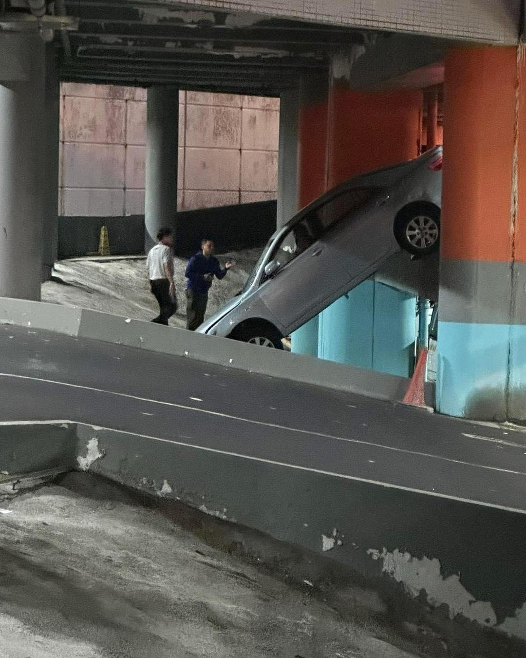 華貴邨停車場私家車撞欄(車cam L(香港群組)FB)