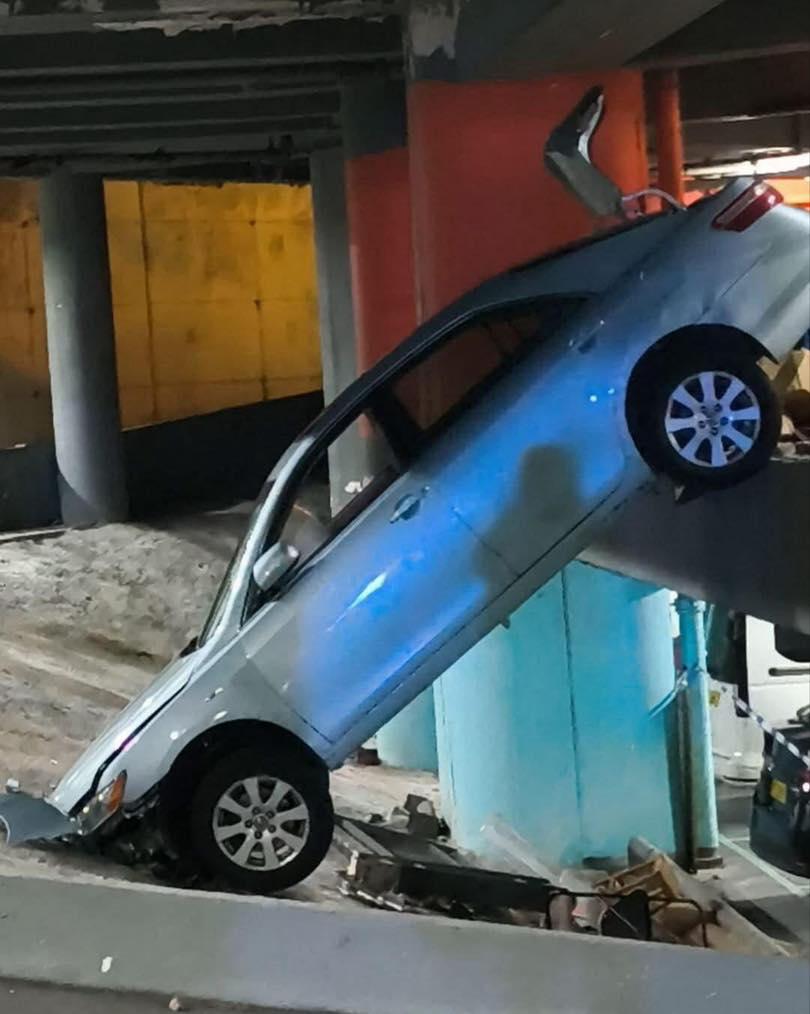 華貴邨停車場私家車撞欄(車cam L(香港群組)FB)