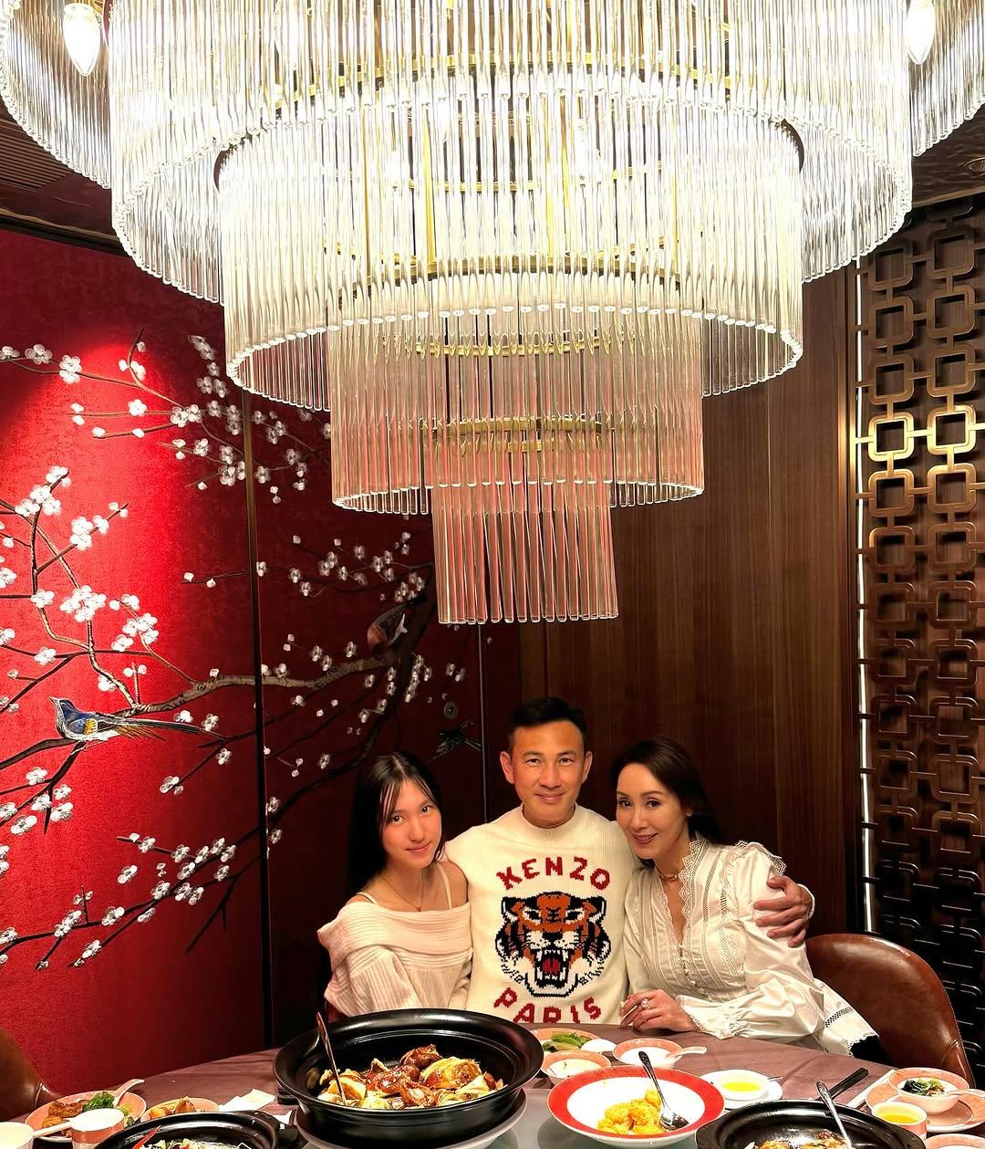 天若連續多天陪伴媽媽、爸爸慶祝結婚周年。