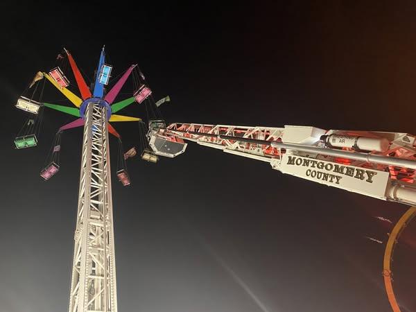 美國田納西州嘉年華的機動遊戲故障,20人被困半空。(montgomerycountyfireservice FB)