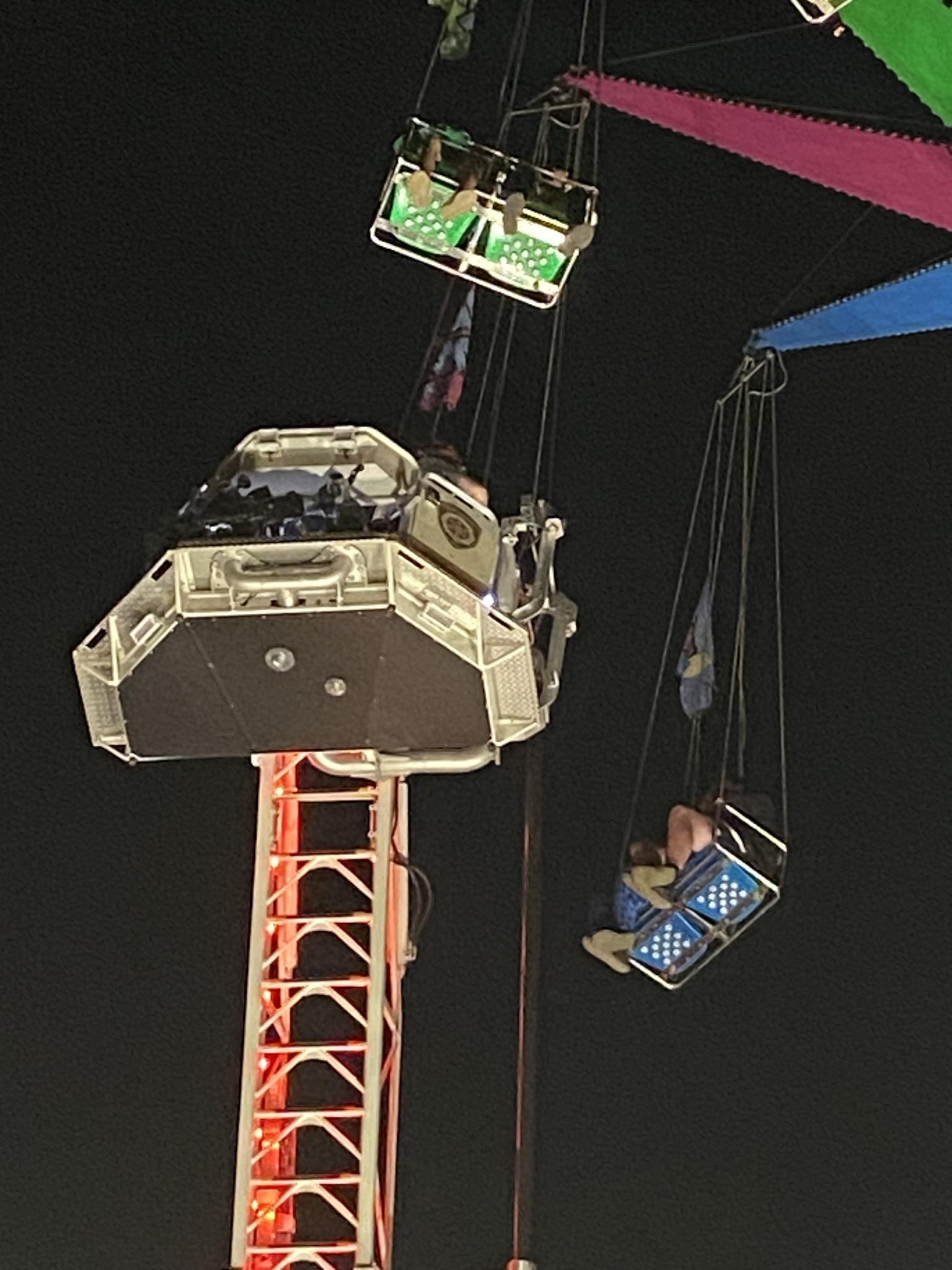 機動遊戲意外,廿人被困近23米半空。(montgomerycountyfireservice FB)