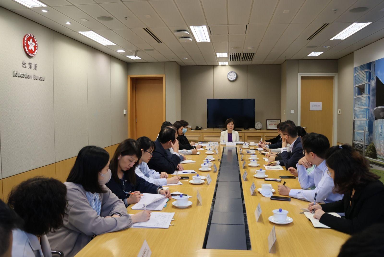 蔡若蓮召開特別會議,跟各個承辦機構代表會面,整體檢視所有學生外地交流活動安排。(蔡若蓮社交專頁)