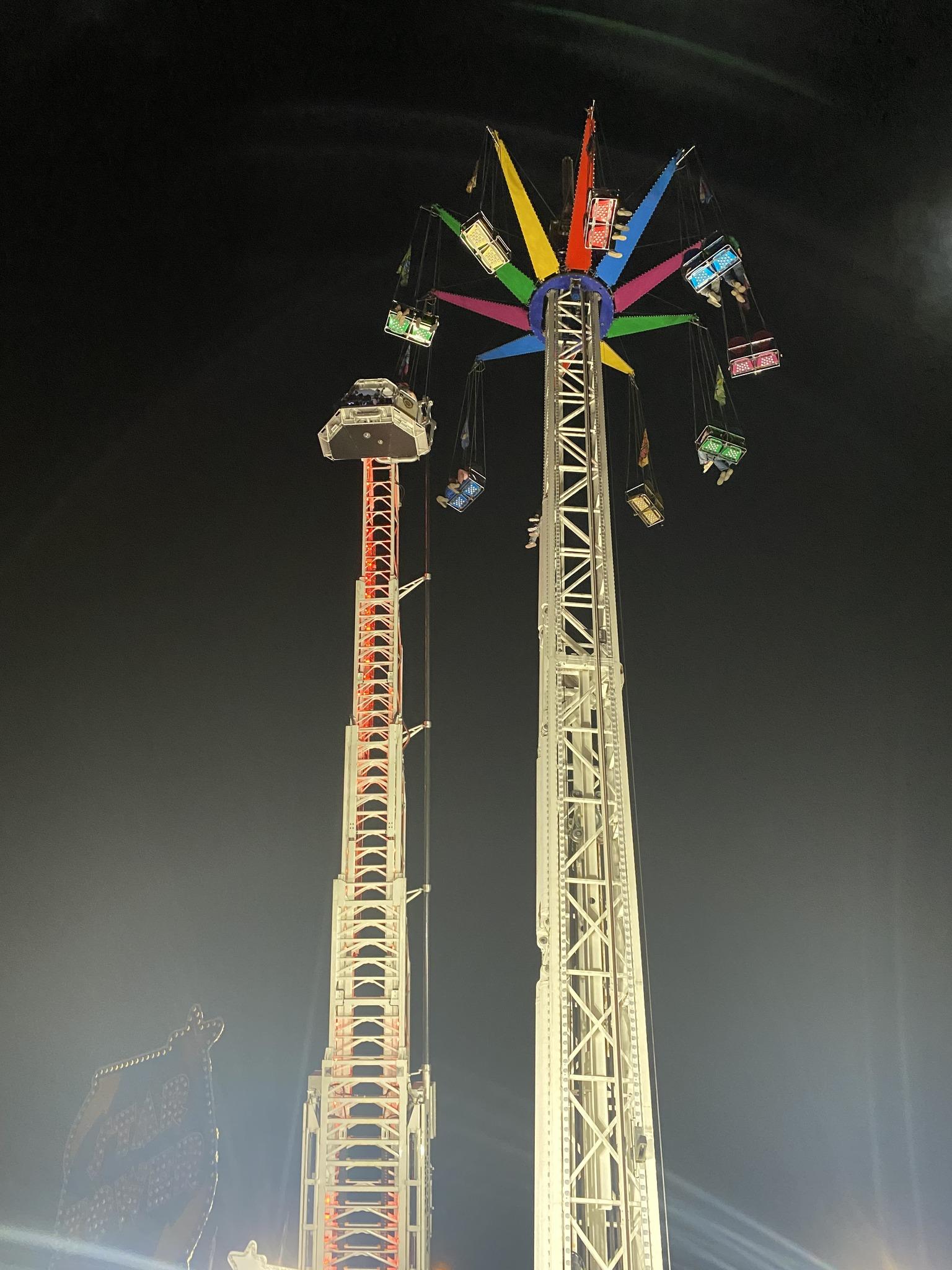 機動遊戲意外,廿人被困近23米半空。(montgomerycountyfireservice FB)