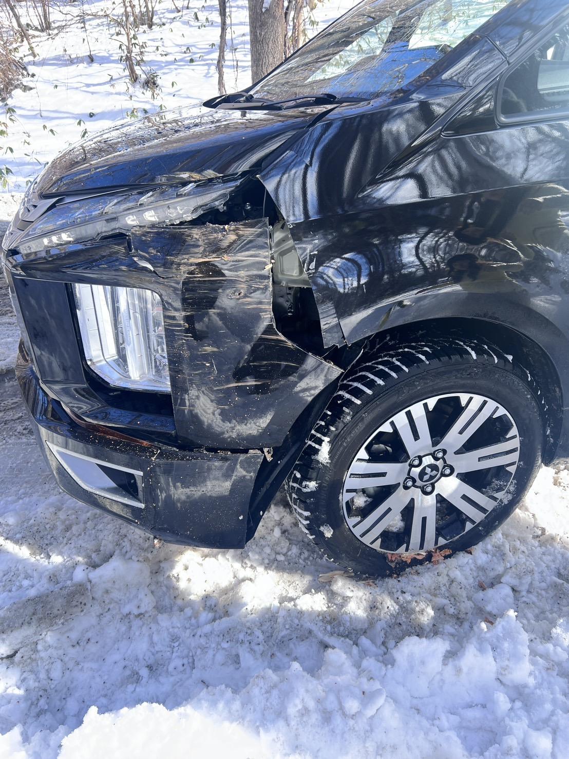 提供北海道旅遊資訊及租車服務的「北海道女婿」近日在facebook專頁發文,總結今年冬季該公司出租汽車發生的交通意外,4輛撞毁的汽車有3輛都「是香港人撞的」,大部份是不遵守交通規則所致。 (北海道女婿FB)