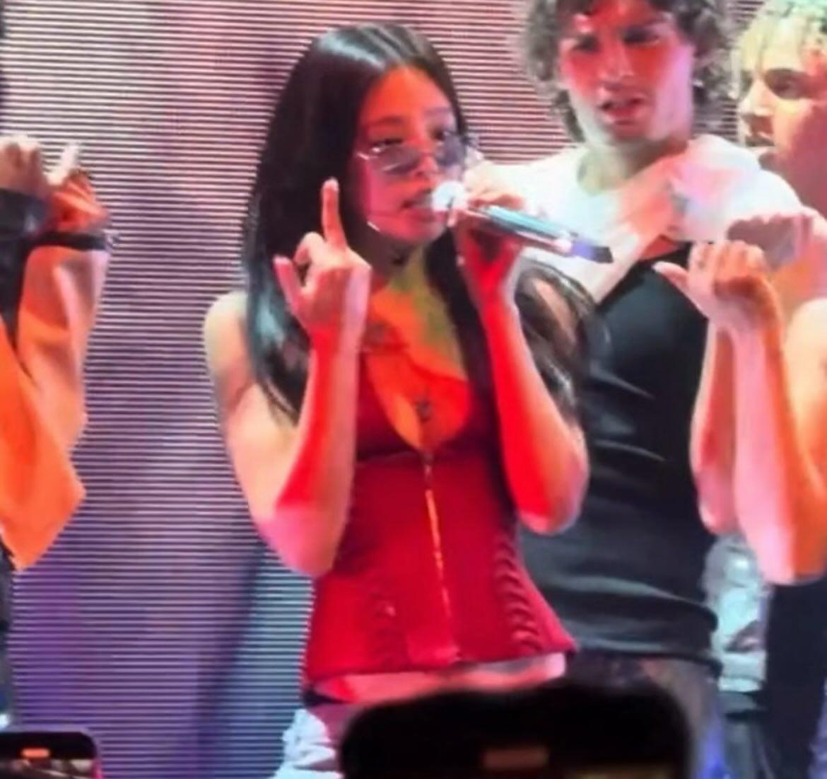 Jennie在台上表演時,豎起中指,好壞!