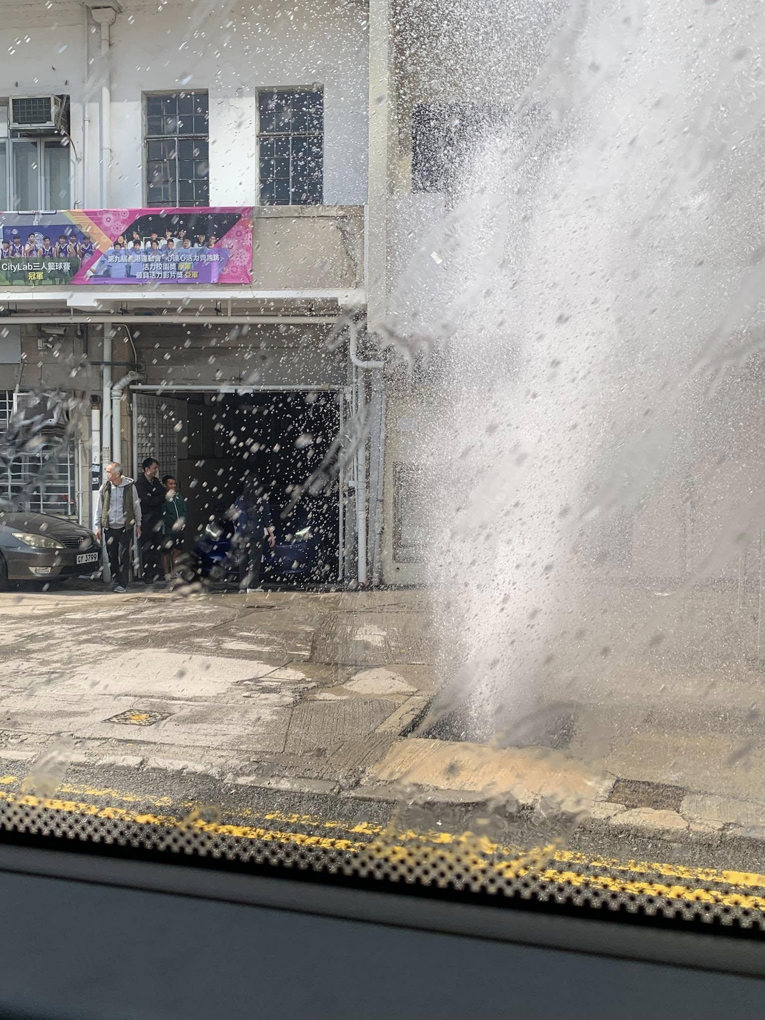 南區黃竹坑道香港仔工業學校近油站行人路爆水管(石排灣街坊吹水會FB)
