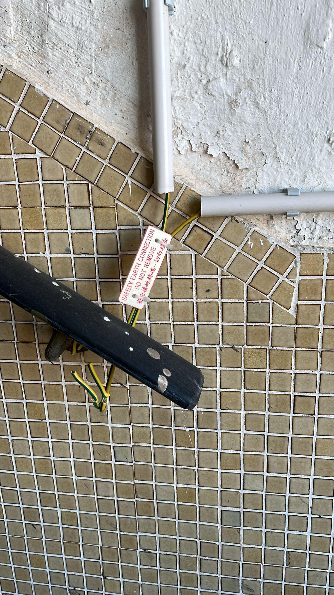 屯門山景邨發生大批俗稱「水線」的防漏電地線被人剪斷或偷走事件。(山景新氣象FB)