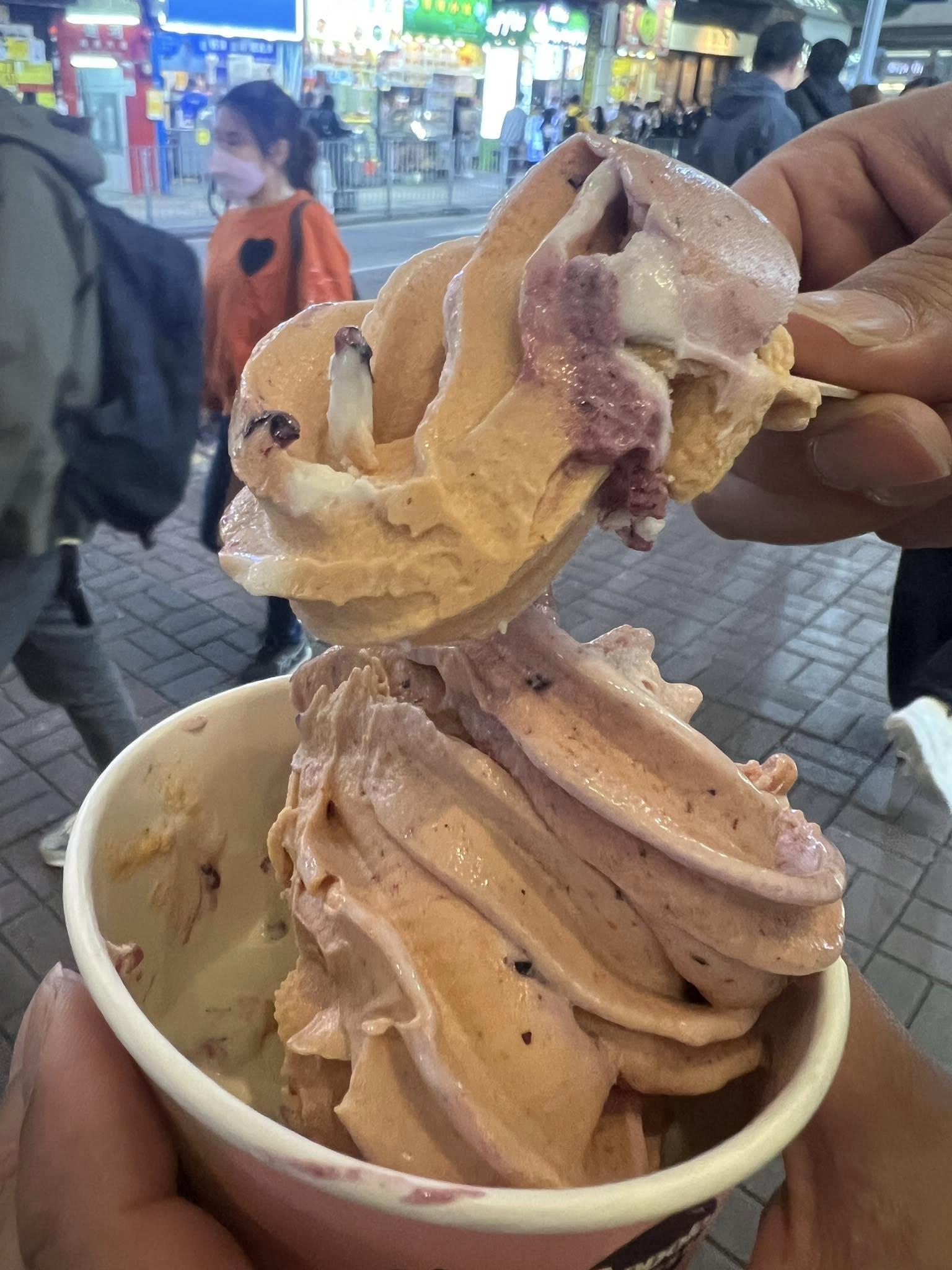 港女買雪糕指抗拒椰子味要求先洗機,被轟「西客」(FB「香港雪糕關注組」圖片)