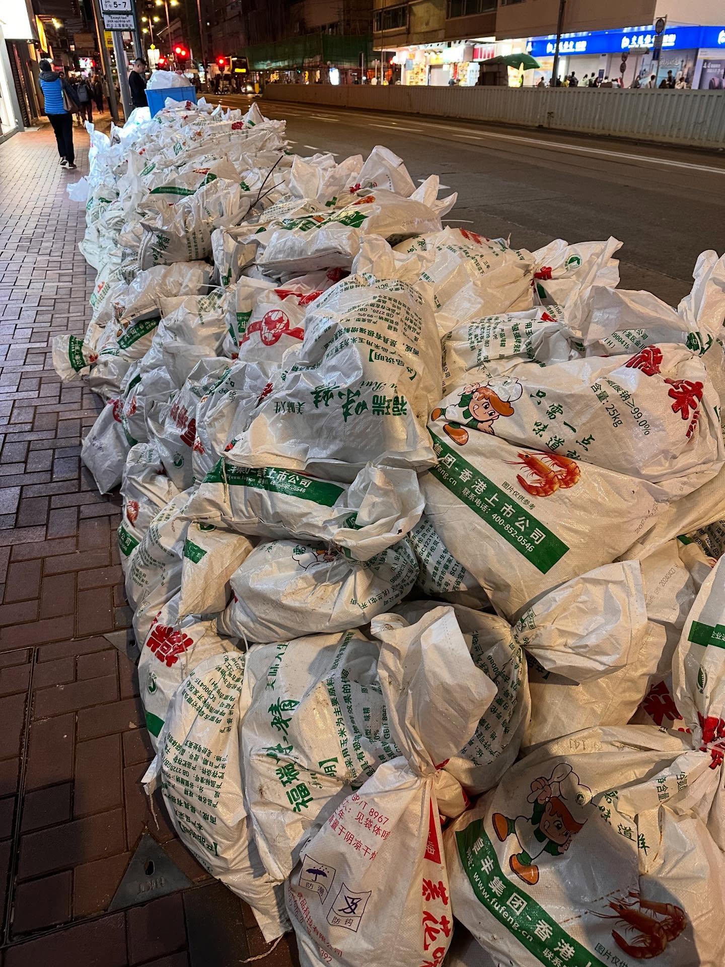 北角火鍋店外驚現內地製味精山(Threads圖片)