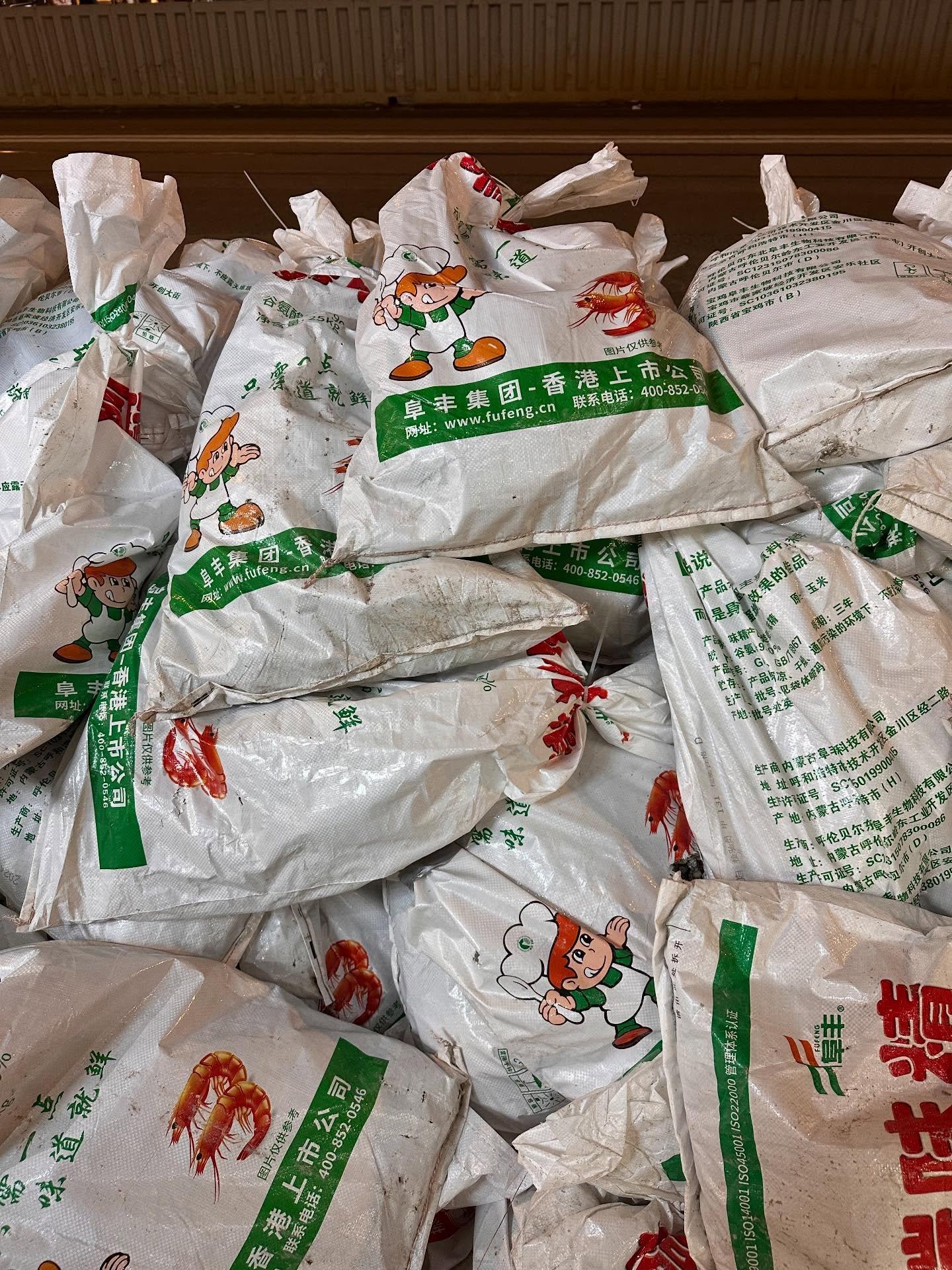 北角火鍋店外驚現內地製味精山(Threads圖片)