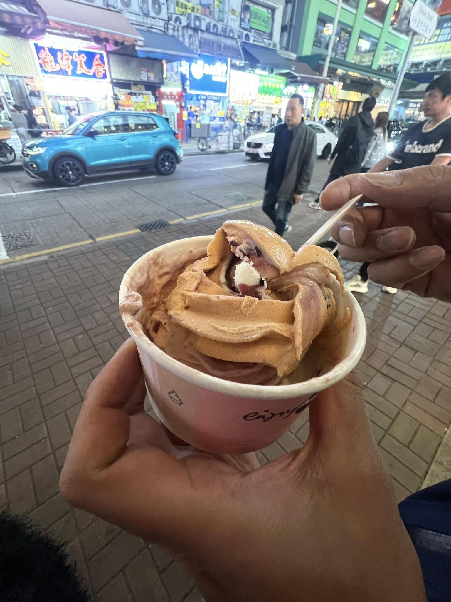 港女買雪糕指抗拒椰子味要求先洗機,被轟「西客」(FB「香港雪糕關注組」圖片)