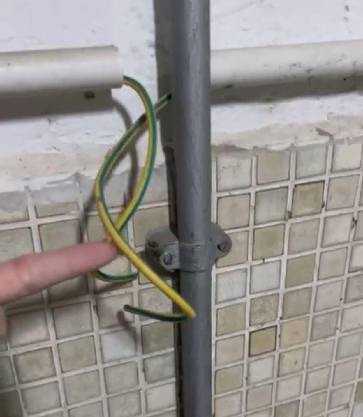 屯門山景邨發生大批俗稱「水線」的防漏電地線被人剪斷或偷走事件。(山景新氣象FB)