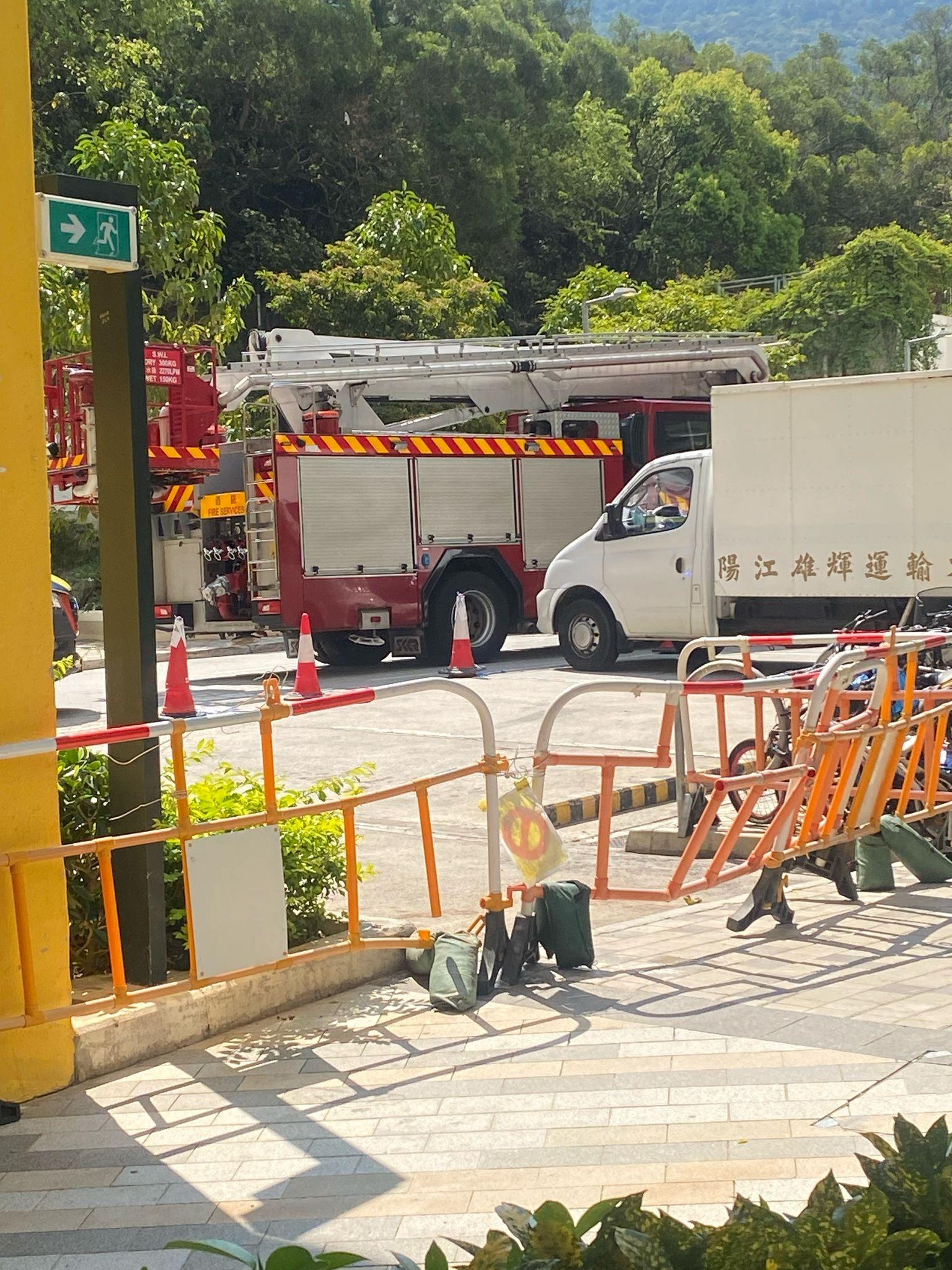 粉嶺皇后山邨皇樂樓一低層單位,兩名年幼男童爬出窗外,分別危坐大廈外牆及冷氣機窗台,消防及警方趕至破門營救。(皇后山乜都友 fb)