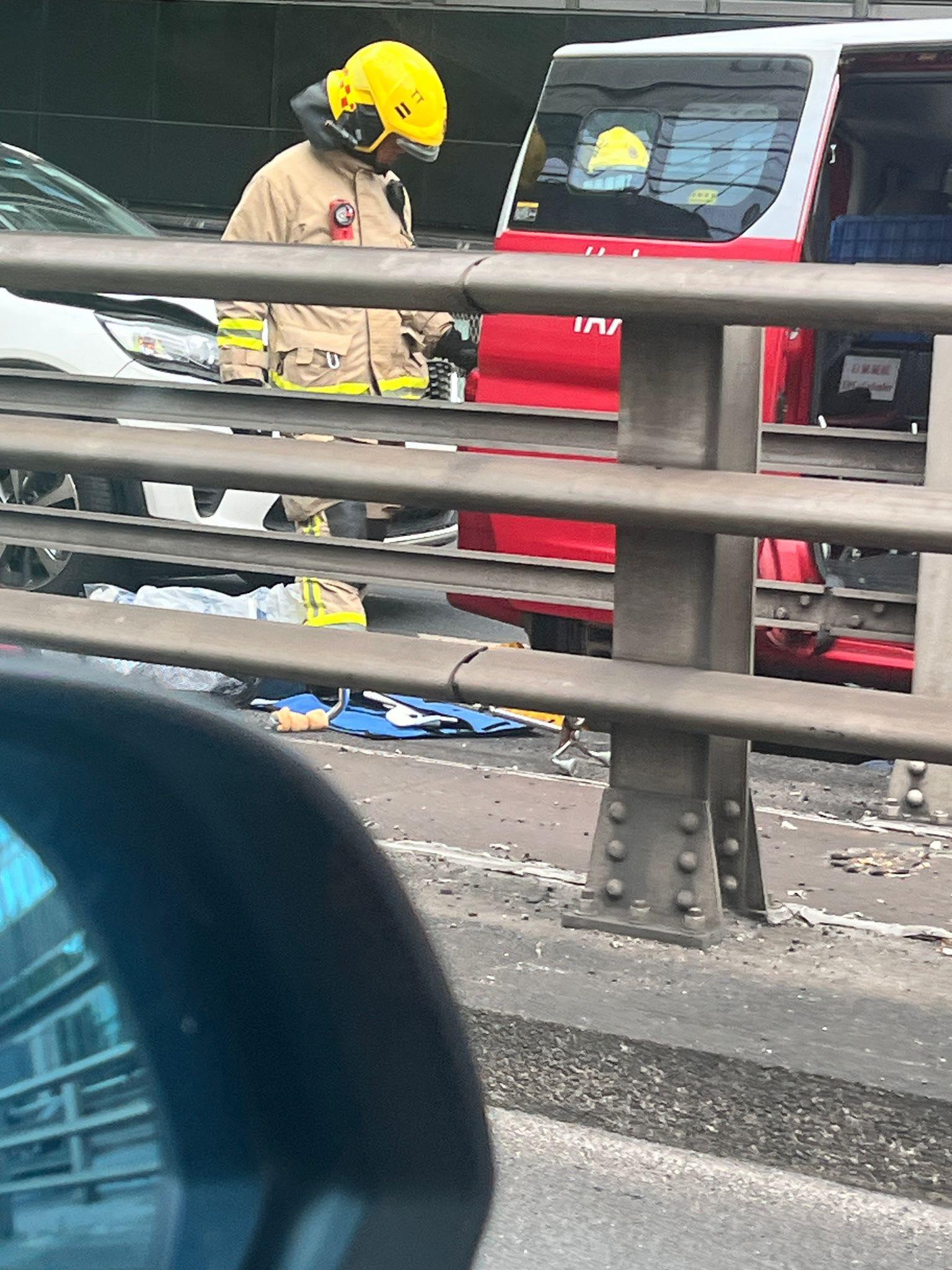 尖沙咀發生串燒車禍。(fb「馬路的事 (即時交通資訊台)」圖片)