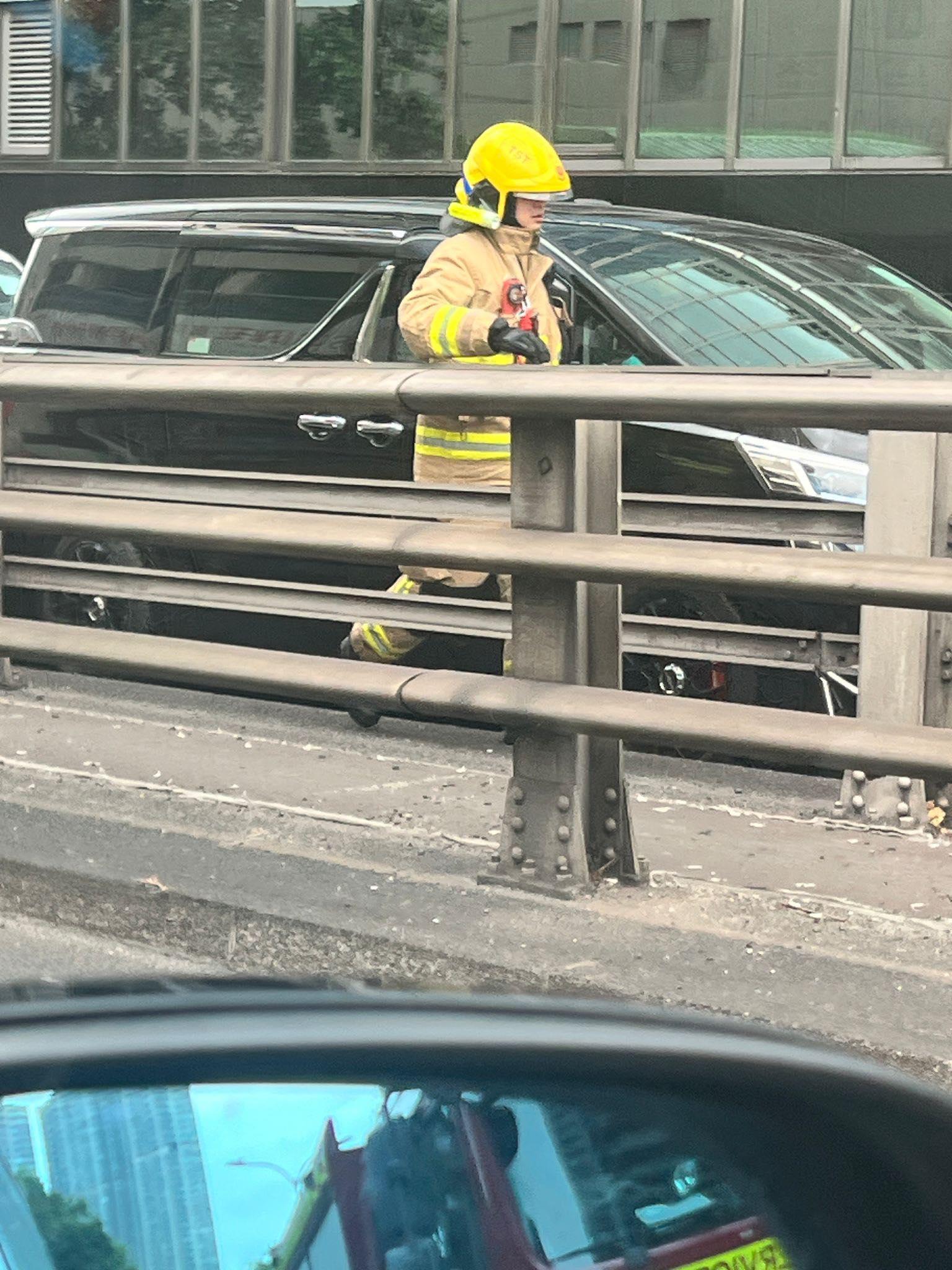 尖沙咀發生串燒車禍。(fb「馬路的事 (即時交通資訊台)」圖片)