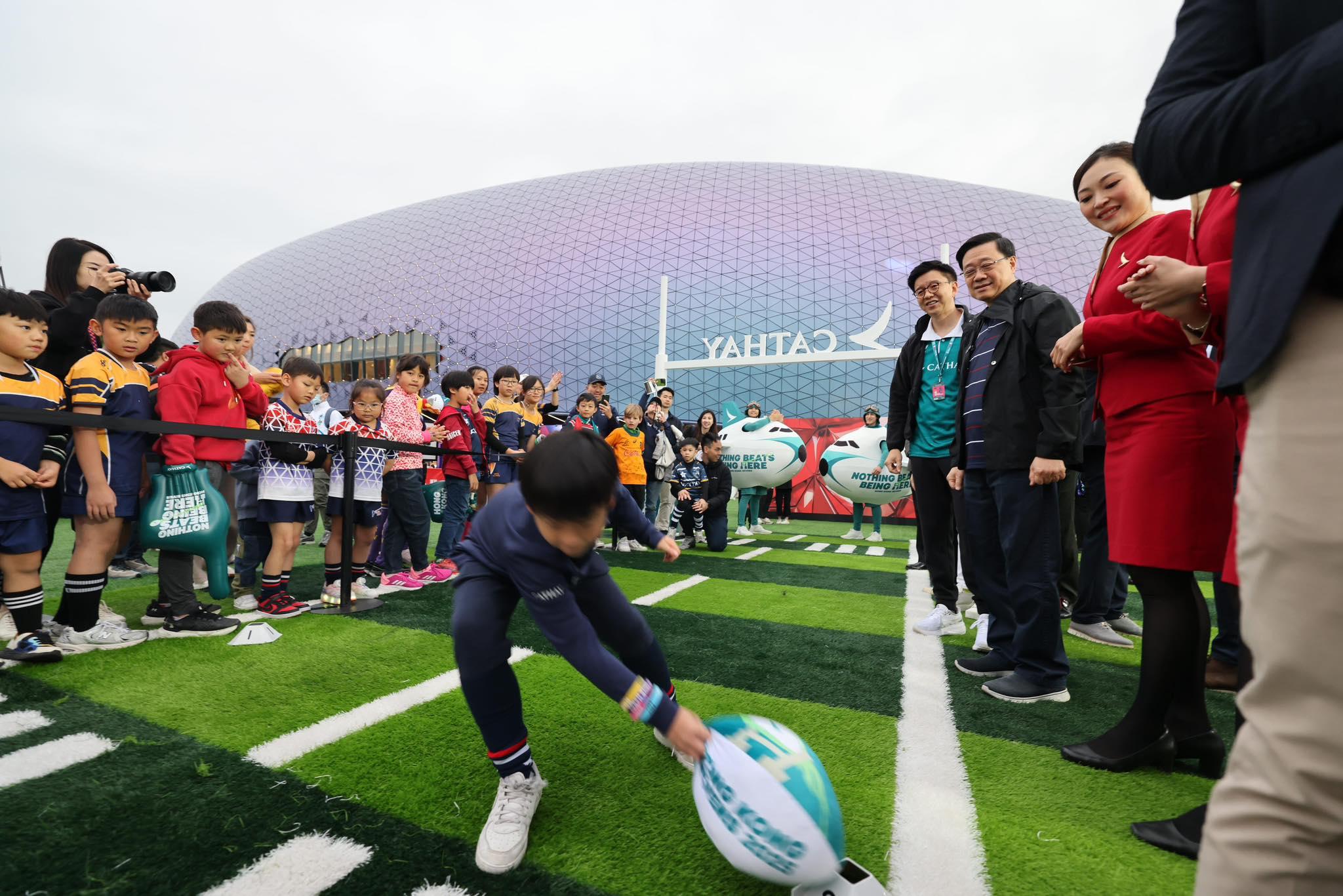 李家超到球迷村與小朋友玩遊戲。(李家超FB)