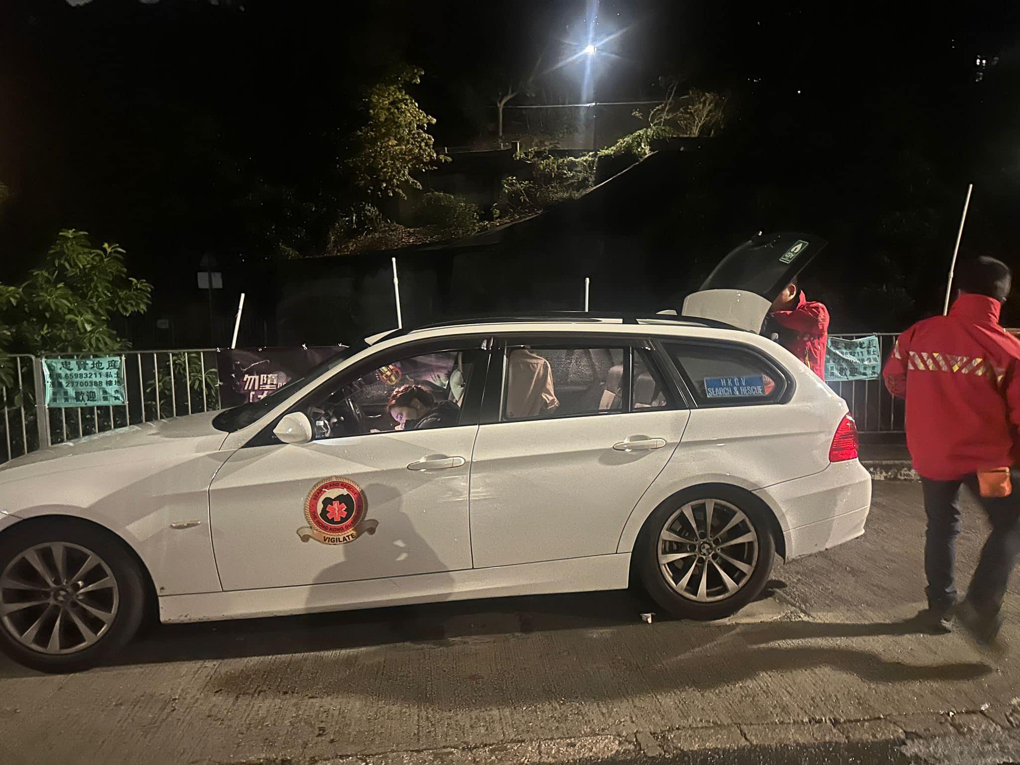 救援人員分批在衛奕信徑一帶搜索。(fb「香港守望者服務團」圖片)