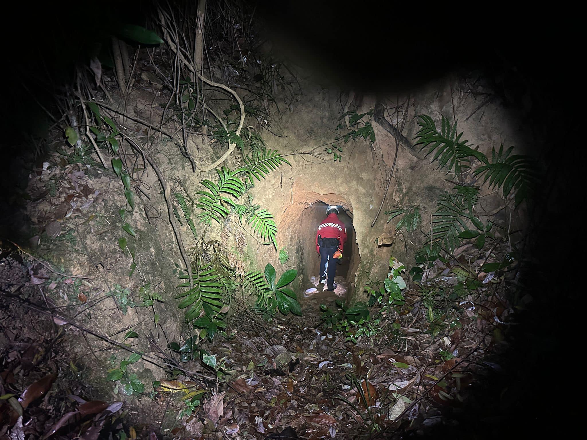 救援人員分批在衛奕信徑一帶搜索。(fb「香港守望者服務團」圖片)