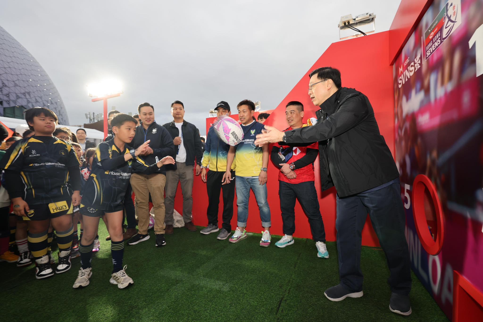 李家超到球迷村與小朋友玩遊戲。(李家超FB)