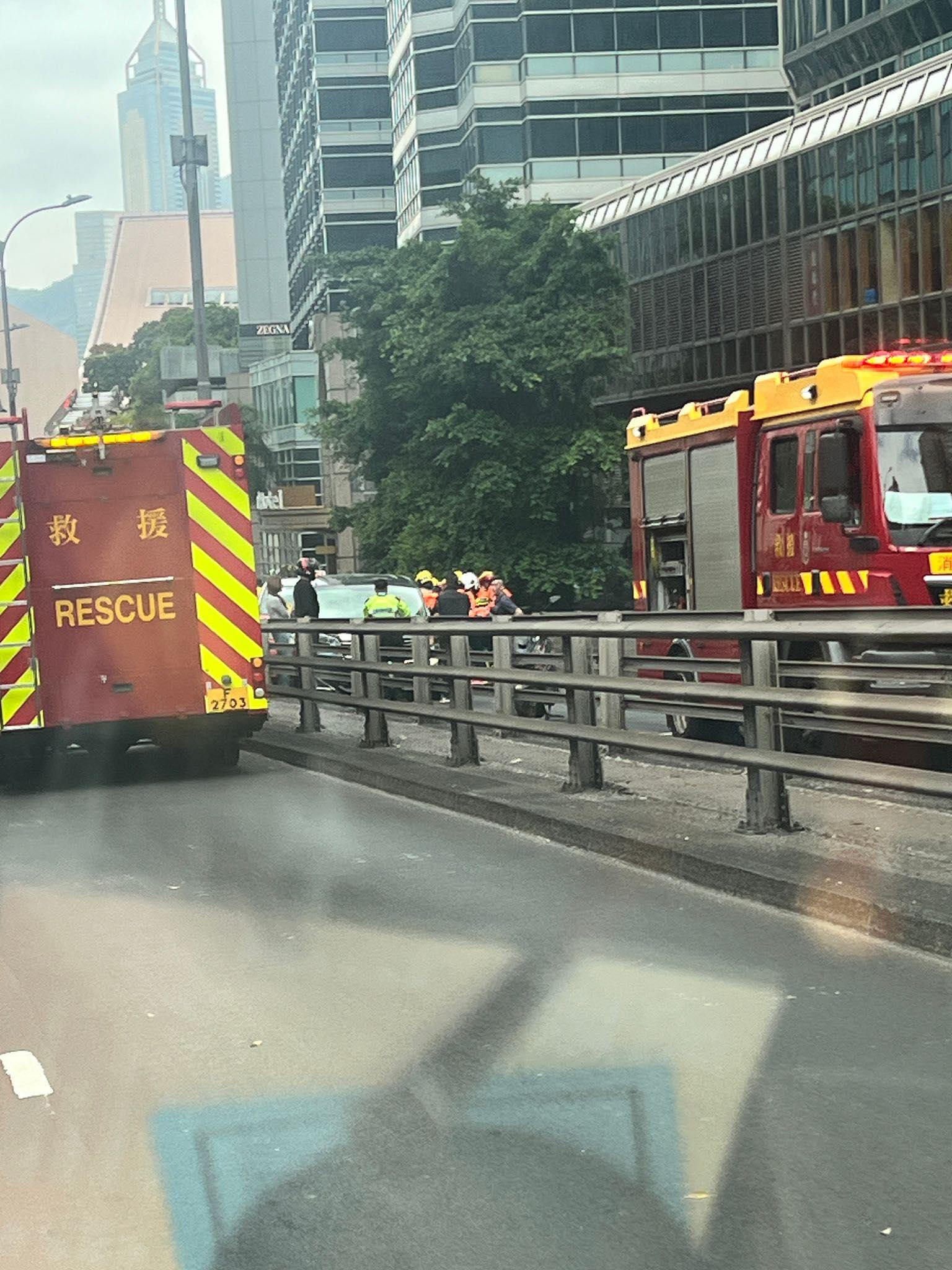 尖沙咀發生串燒車禍。(fb「馬路的事 (即時交通資訊台)」圖片)