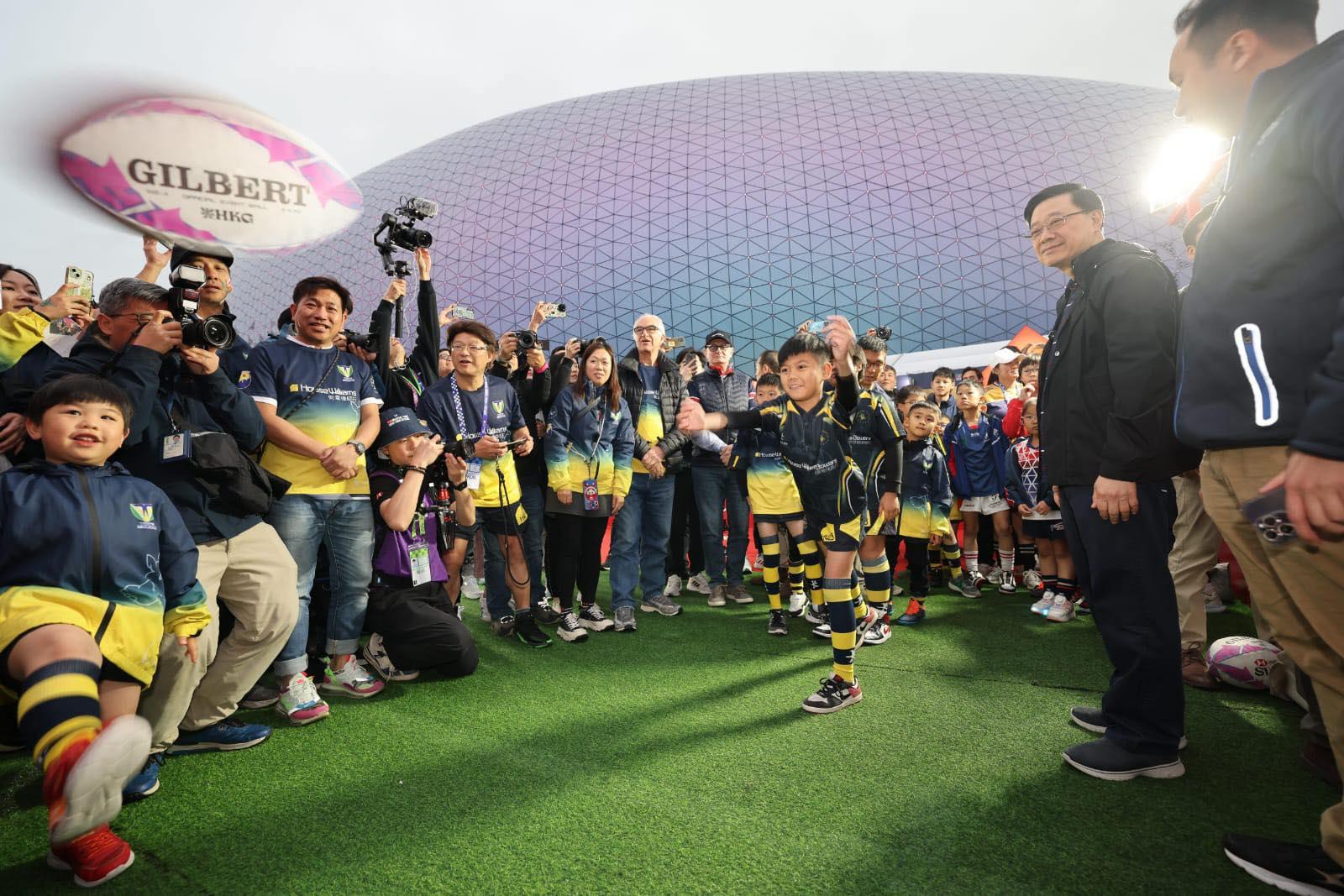 李家超到球迷村與小朋友玩遊戲。(李家超FB)