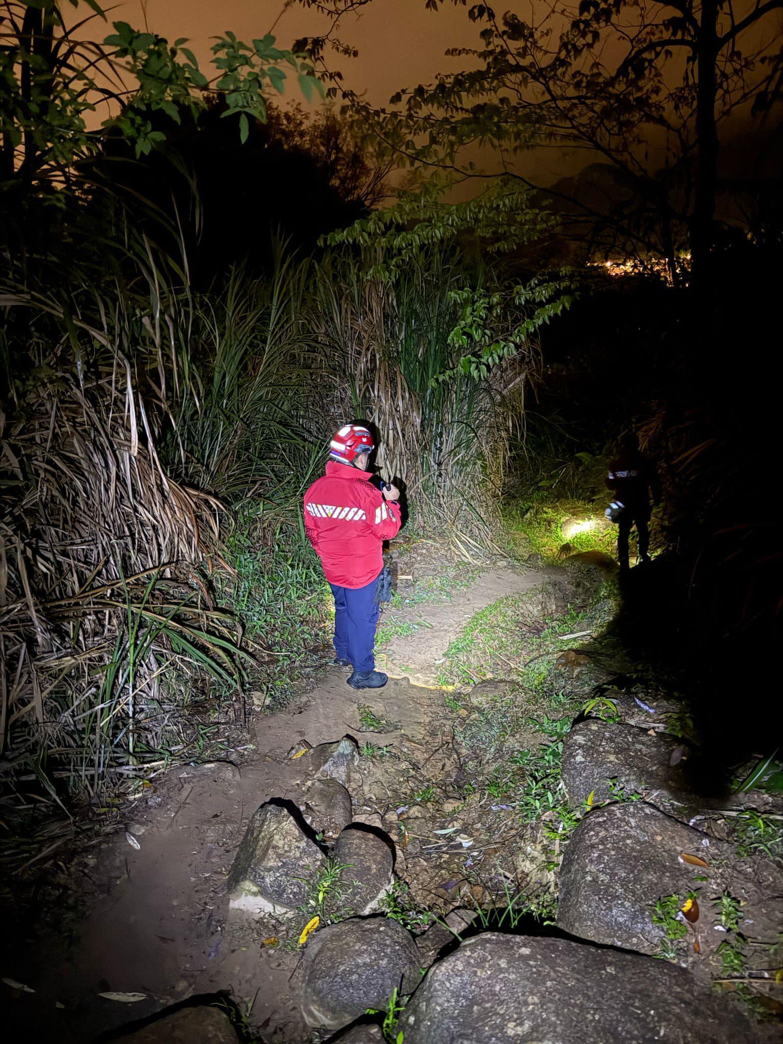 救援人員分批在衛奕信徑一帶搜索。(fb「香港守望者服務團」圖片)