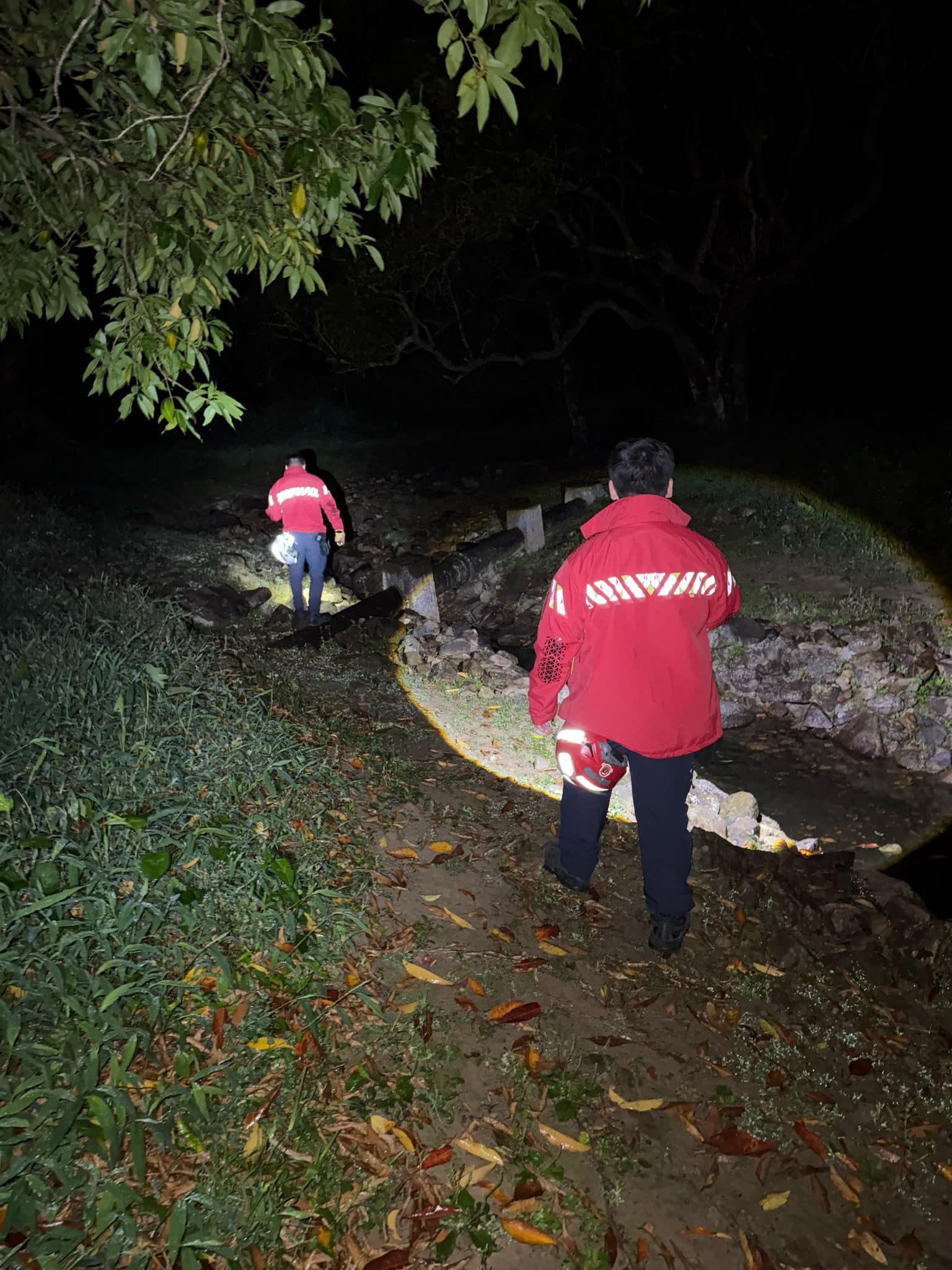 救援人員分批在衛奕信徑一帶搜索。(fb「香港守望者服務團」圖片)