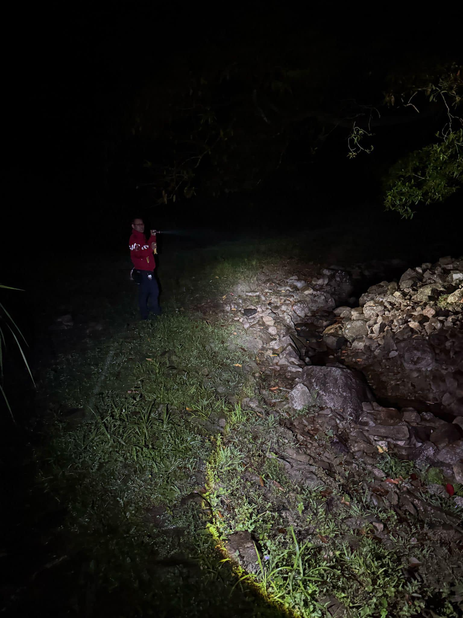 救援人員分批在衛奕信徑一帶搜索。(fb「香港守望者服務團」圖片)