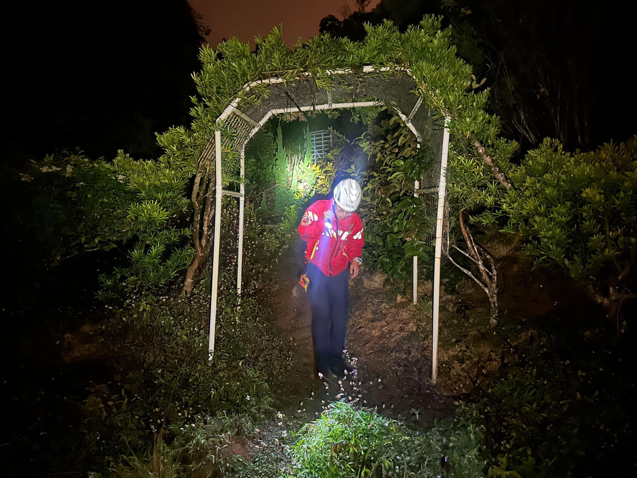 救援人員分批在衛奕信徑一帶搜索。(fb「香港守望者服務團」圖片)