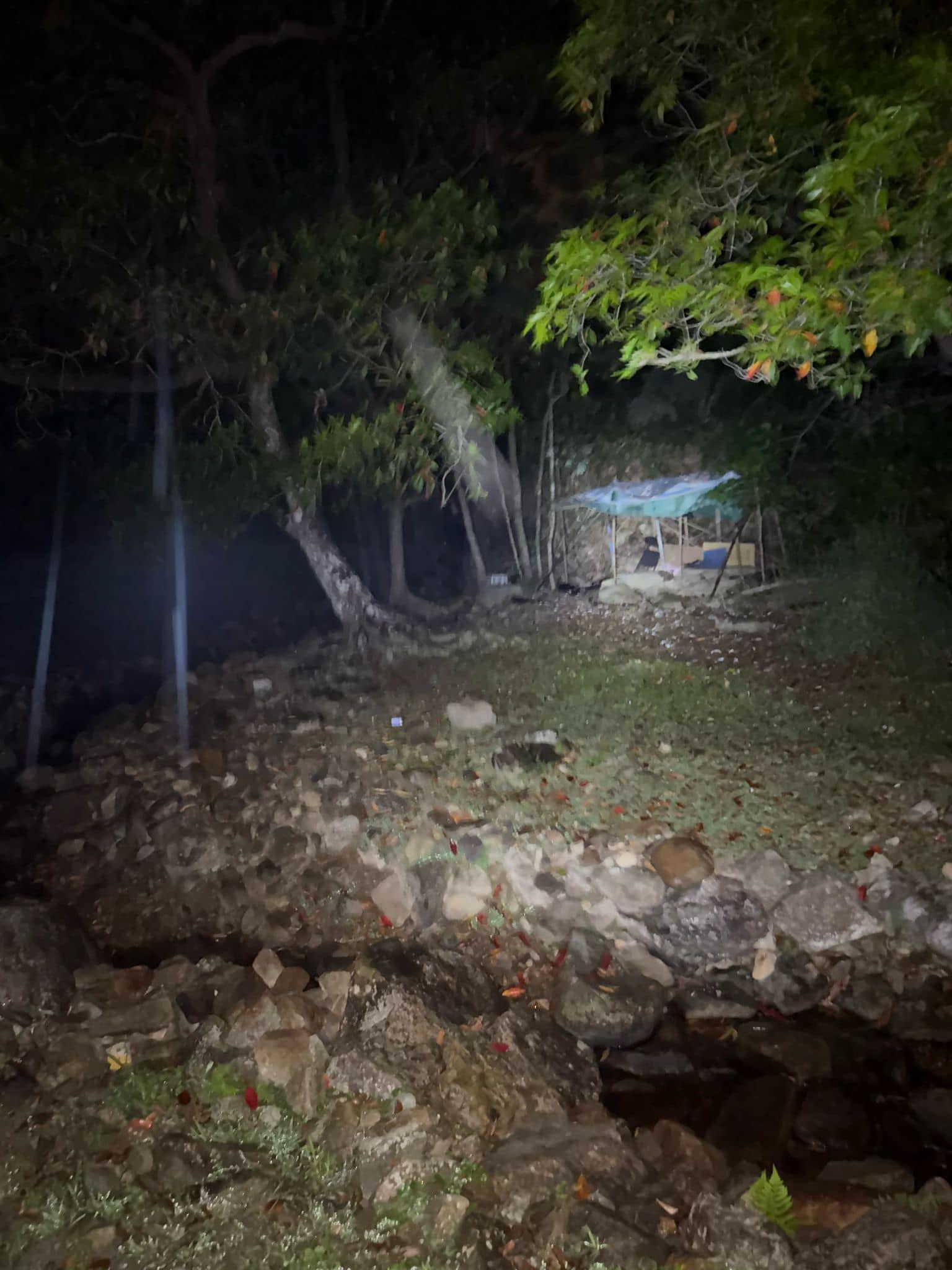 救援人員分批在衛奕信徑一帶搜索。(fb「香港守望者服務團」圖片)