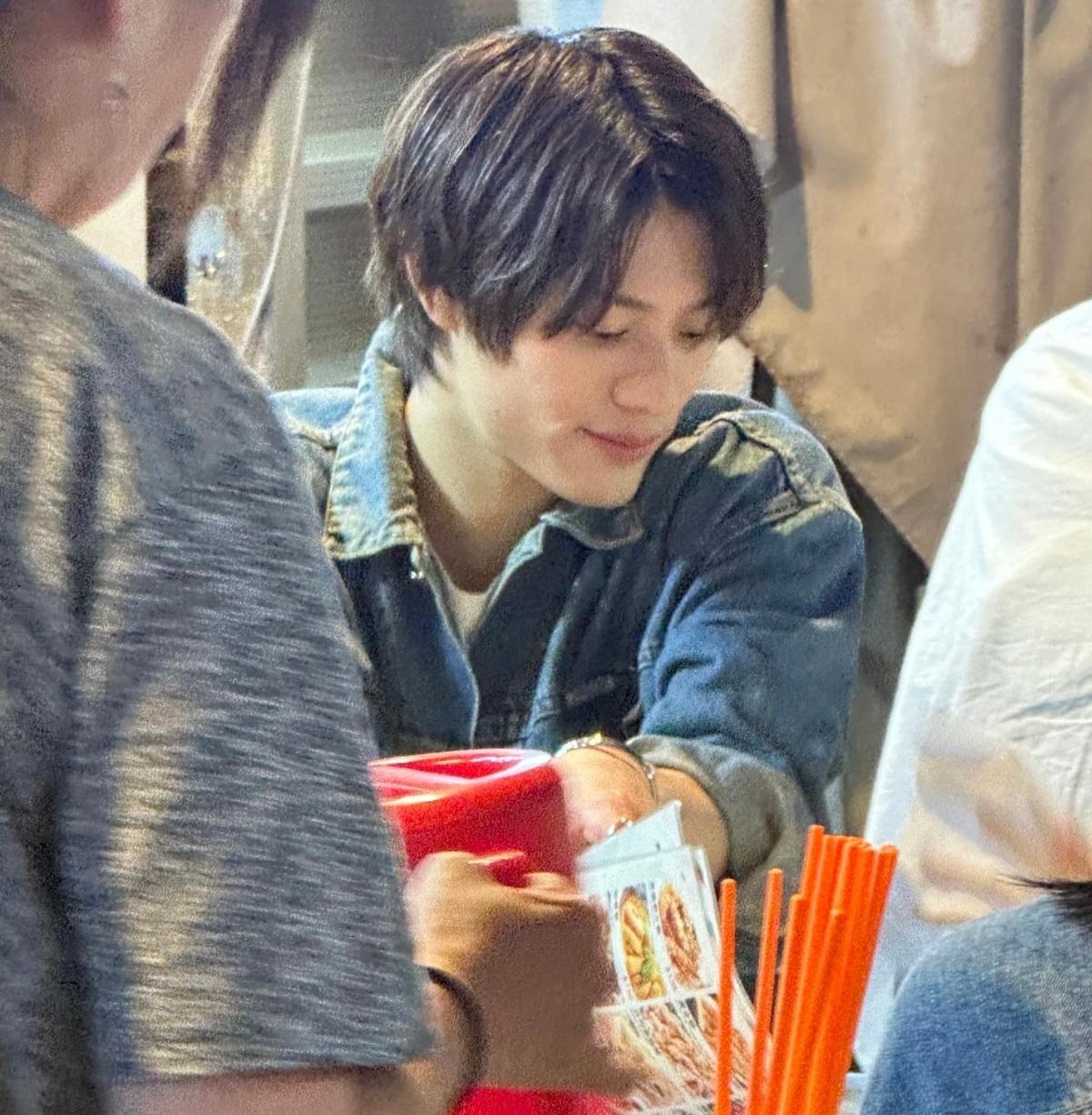 上村謙信香港行在廟街被粉絲捕獲。