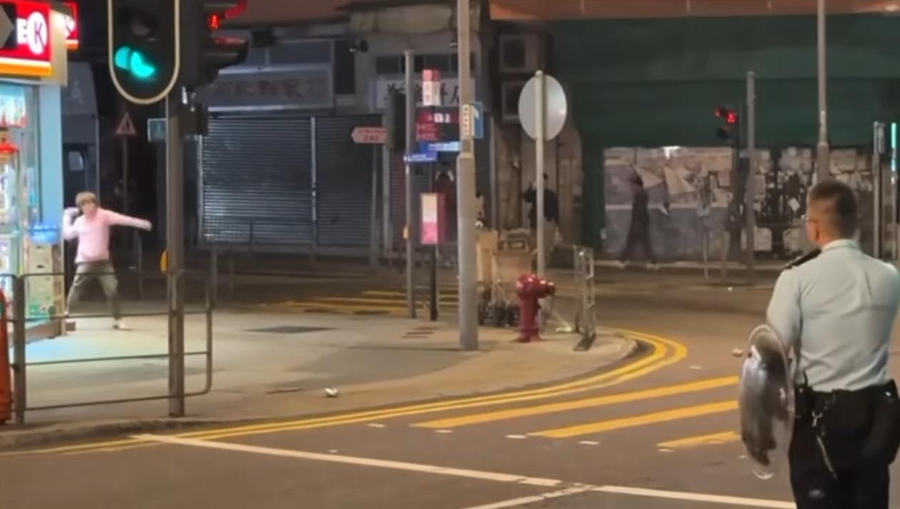 田灣發生刑事毀壞案。(fb「香港突發事故報料區及討論區」截圖)