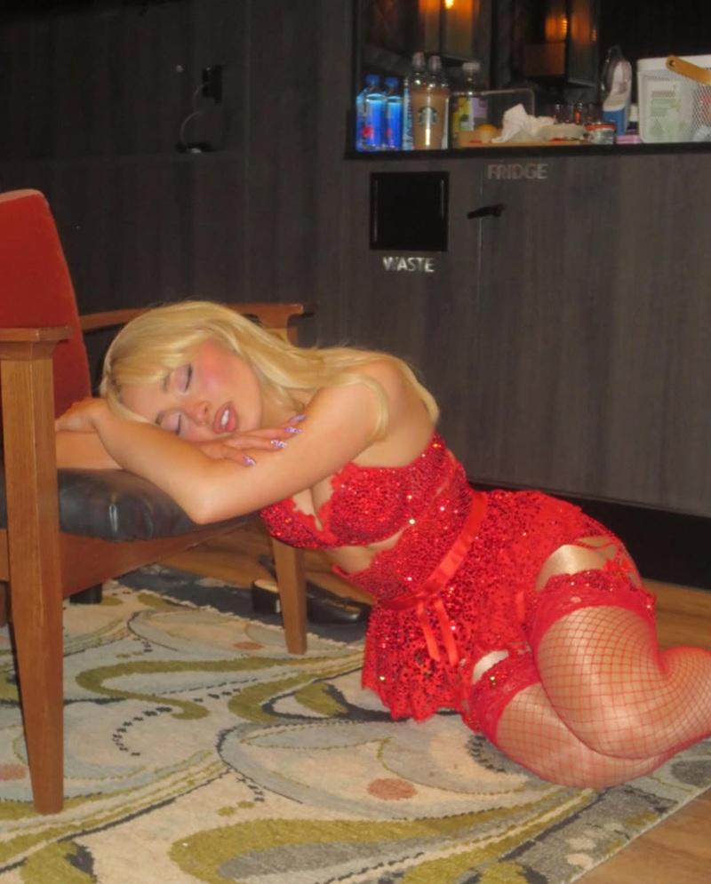 Sabrina Carpenter巴黎騷擺3P艾非爾鐵塔姿勢惹非議