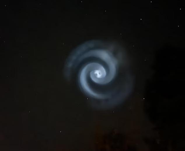 英國夜空出現神秘漩渦