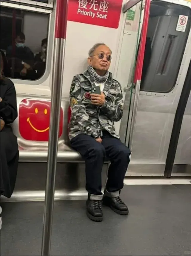 Paco數年前乘搭地鐵時被網民「野生捕獲」,一度成為網上熱話。(小紅書圖片)