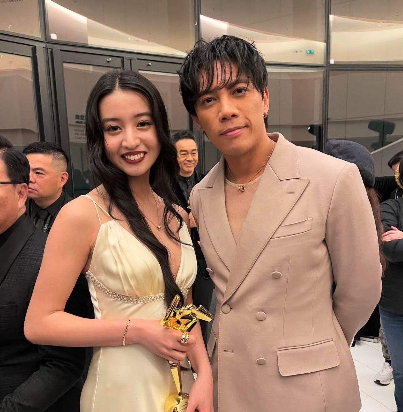 光希來港出席第18屆亞洲電影大獎,在頒獎禮上向「四仔」張文傑集郵。