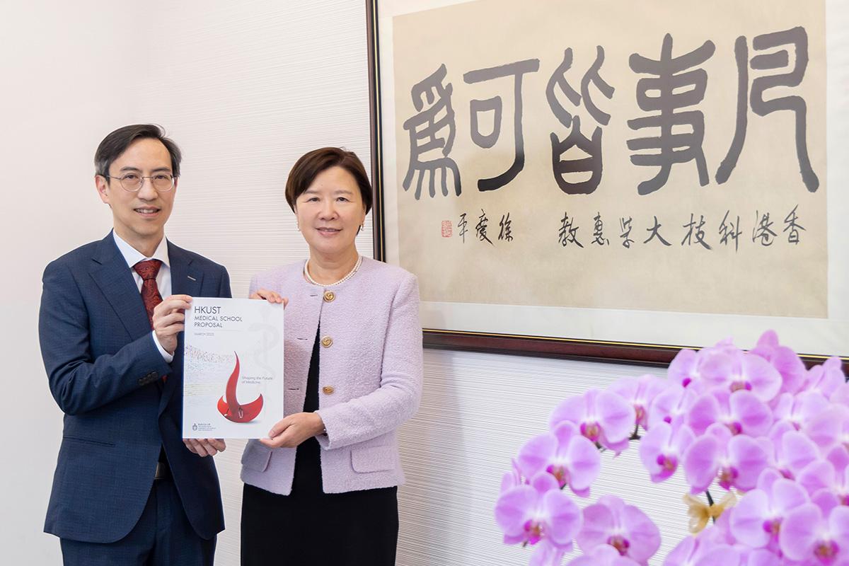 葉玉如(右)期望,新醫學院可培育兼具臨床實力並精通科技的醫生。(科大提供)