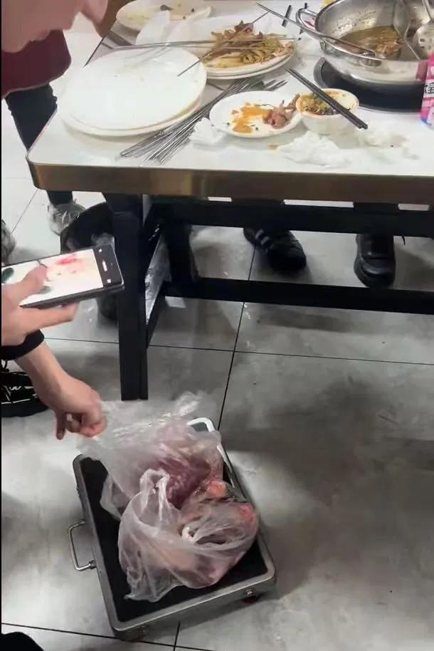 2名食客試圖把10公斤生肉從火鍋店帶走,老闆以秤台量度出10公斤以上。(微博)
