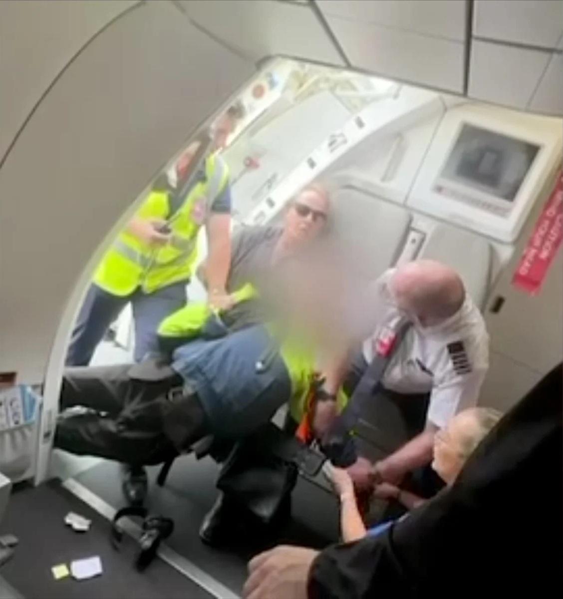 3人合力制伏少年。(影片截圖)