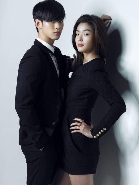 金秀賢夥拍全智賢的《來自星星的你》是在2013年12月開播,當時他與金賽綸尚未發展成情侶關係。