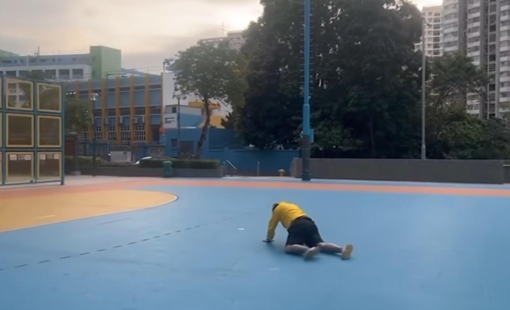 最終大叔想緩緩站起,影片結束。(網片截圖)