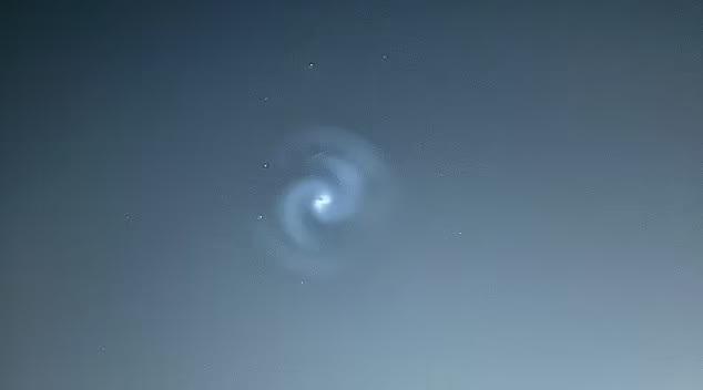 英國夜空出現神秘漩渦