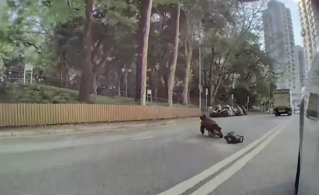 荃灣發生驚險意外。(fb「車cam L(香港群組)」截圖)