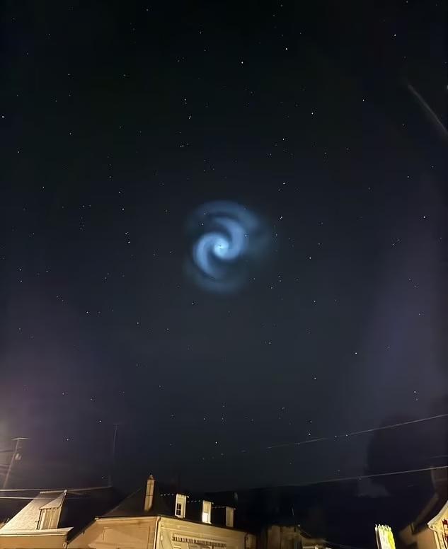 英國夜空出現神秘漩渦