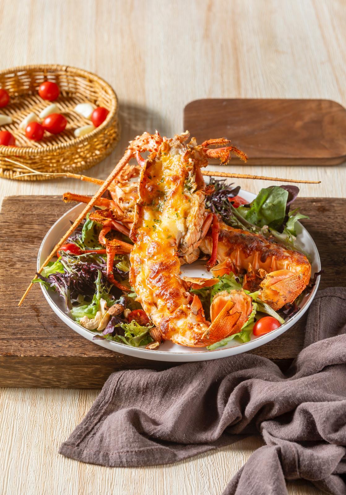 選用1隻約600克重的西澳龍蝦,肉質鮮甜彈牙。